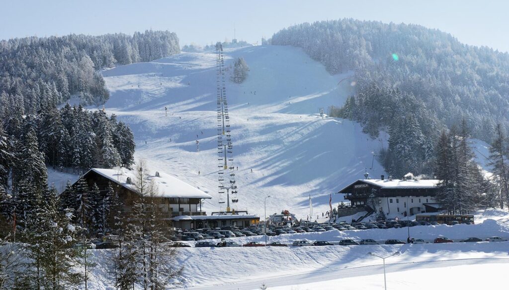 Skifahren und Snowboarden